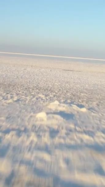 Düşük Açı Tuzlu Birikintileriyle Beyaz Tuz Gölünün Üzerinde Hızla Uçuyor — Stok video