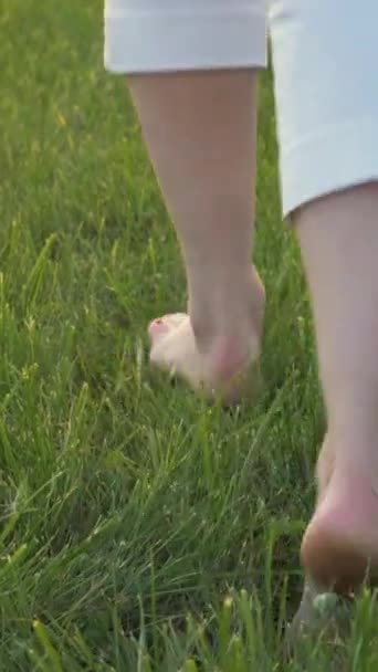 Bosé Nohy Bílých Kalhotách Mladé Bělošky Utíkající Před Kamerou Zelené — Stock video
