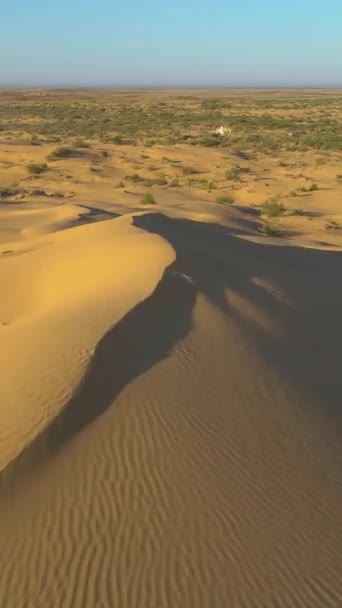 Drone Vliegt Hoge Zandduinen Woestijn Luchtfoto Verticale Video — Stockvideo