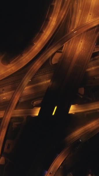 Iluminado Complejo Cruce Carreteras Tráfico Coches Por Noche Cámara Está — Vídeos de Stock