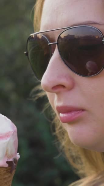 Jeune Femme Caucasienne Lunettes Soleil Lèche Crème Glacée Gros Plan — Video