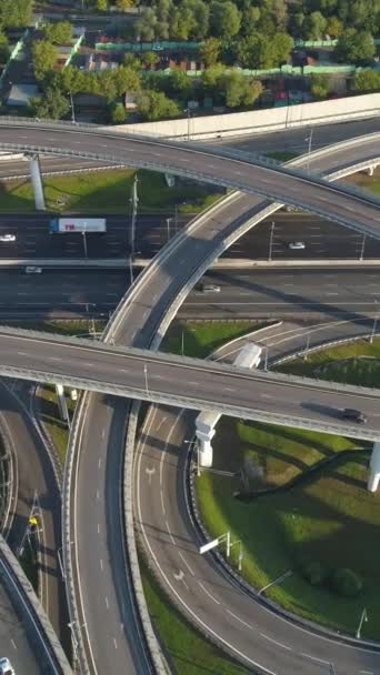 複数のレベルの道路ジャンクションと車の交通 ドローンは右に飛んでいる 垂直ショット バーティカルビデオ — ストック動画