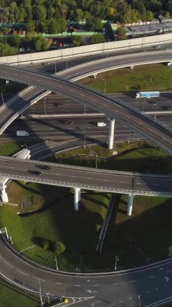 Intercambio Carreteras Multinivel Tráfico Coches Drone Está Volando Hacia Adelante — Vídeos de Stock
