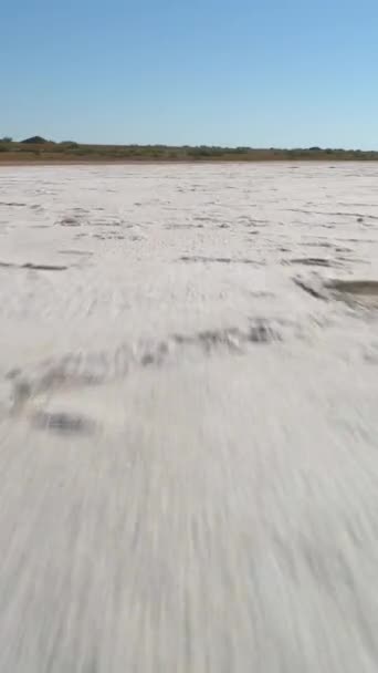 Extrémně Nízký Úhel Rychlého Přeletu Nad Slaným Jezerem Usazeninami Bílé — Stock video