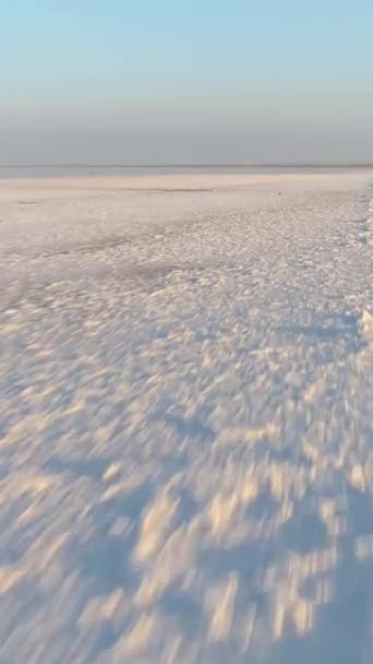 Bajo Ángulo Rápido Volando Hacia Adelante Sobre Sal Blanca Lago — Vídeo de stock