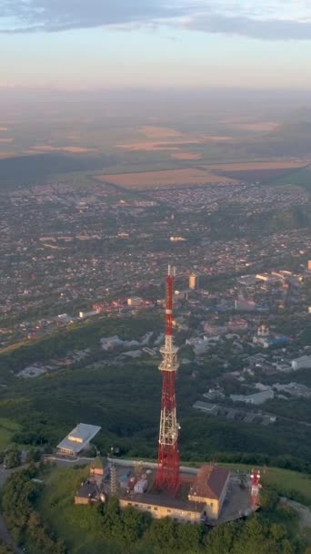 Luchtfoto Van Groene Berg Met Televisie Toren Stad Ochtend Een — Stockvideo