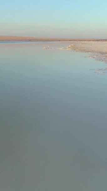 Drone Hurtigt Flyver Vandet Salt Med Aflejringer Salt Morgenen Luftudsyn – Stock-video