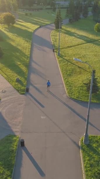 사람은 아침에 공원에서 블레이딩입니다 비디오 — 비디오