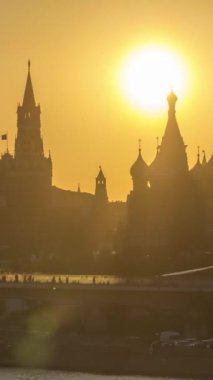 Moskova Kremlin, Saint Basil Katedrali ve Sunny Evening 'de Yüzen Köprü' yle Zaryadye Parkı 'nın Gündüz Zamanına Geçişi. - Rusya. Dikey Video