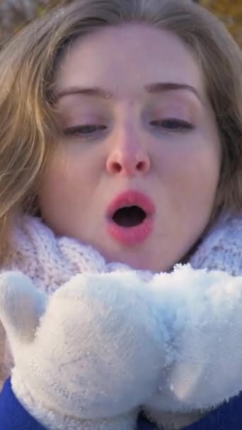 Joven Hermosa Mujer Caucásica Manoplas Blancas Está Soplando Nieve Invierno — Vídeos de Stock
