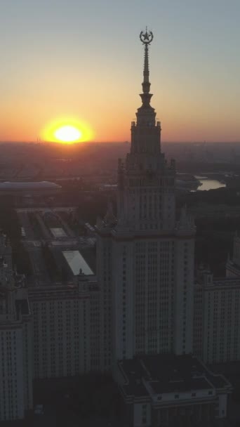 モスクワ州立大学とSunny Morningのシティスケープ ロシア アリアルビュー ドローンは前方と上方に飛び スパイアに近づいています バーティカルビデオ — ストック動画