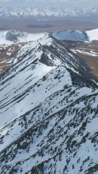 Montanhas Nevadas Sunny Day Vista Aérea Drone Está Sobrevoar Mountain — Vídeo de Stock