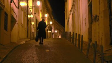 Poşetli Adam Avrupa 'da Gece Sokakta Yürüyor. Lizbon Eski Kasabası, Portekiz