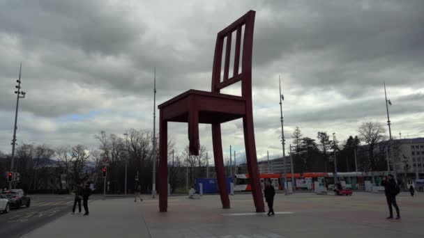 Geneva Switzerland Şubat 2024 Bulutlu Gün Cenevre Kırık Sandalye Heykeli — Stok video