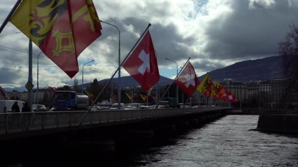 Ginebra Suiza Febrero 2024 Puente Mont Blanc Montañas Banderas Suizas — Vídeo de stock