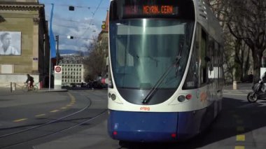 GENEVA, SWitzERLAND - 20 Şubat 2024: Tramvay Şehir Merkezindeki Mesafe ve Arabalara Gidiyor