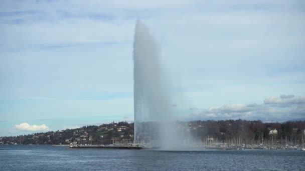 Fuente Agua Ginebra Día Nublado Suiza — Vídeo de stock