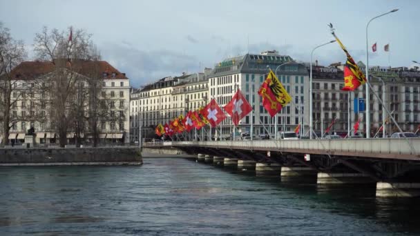 Ginebra Suiza Febrero 2024 Puente Mont Blanc Ondeando Banderas Suizas — Vídeo de stock