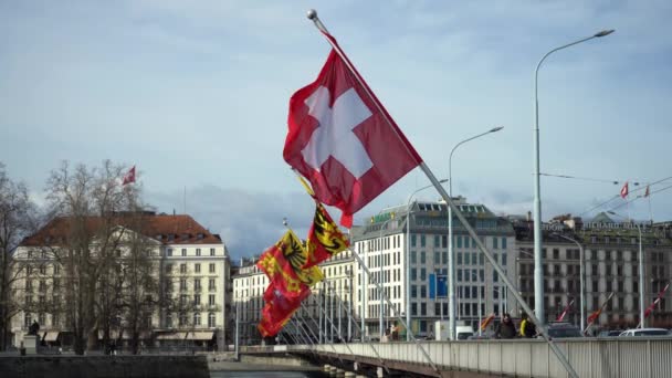 Geneva Switzerland 2024 Február Mont Blanc Híd Svájci Zászlók Lobogtatása — Stock videók