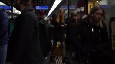 GENEVA, SWitzERLAND - 20 Şubat 2024: İnsanlar Cenevre 'de Cornavin Tren İstasyonu' nda trenden iniyorlar