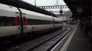 GENEVA, SWitzERLAND - 20 Şubat 2024: Tren Cenevre 'deki Cornavin İstasyonundan ayrılıyor.