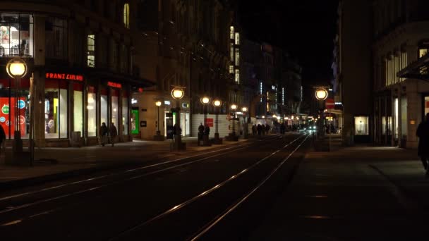 Ženeva Švýcarsko Februarie 2024 Tramvaj Lidé Ženevské Ulici Starém Městě — Stock video
