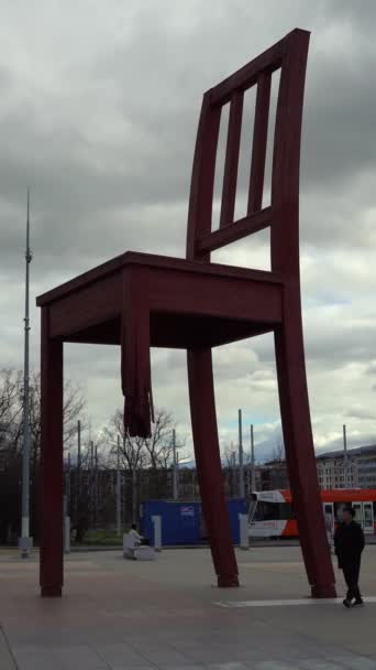Geneva Suíça Fevereiro 2024 Estátua Cadeira Quebrada Genebra Dia Nublado — Vídeo de Stock