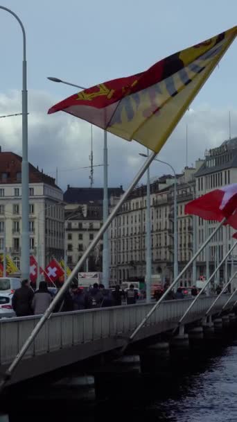 Geneva Zwitserland Februari 2024 Mont Blanc Brug Zwitserse Vlaggen Genève — Stockvideo