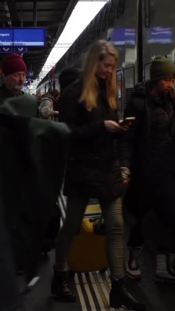 日内瓦 2024年2月20日 人们在日内瓦科纳文火车站下车和上车 垂直录像 — 图库视频影像