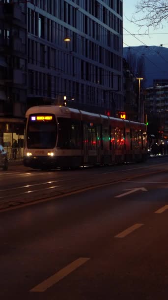 Ženeva Švýcarsko Februarie 2024 Tramvaj Lidé Rušné Ulici Večerního Soumraku — Stock video