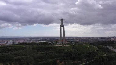 ALMADA, PORTUGAL - 2 Mart 2023: Cristo Rei Heykeli ve Almada Şehri, Portekiz. Kral heykeli İsa. Yörüngede