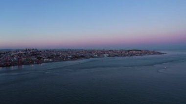 Lisbon Skyline ve Tagus Nehri, Akşam Alacakaranlığı 'nda. Mavi Saat. Portekiz. Hava görüntüsü. Drone Geriye Gidiyor