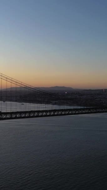 Hängebrücke Ponte Abril Über Den Tejo Bei Sonnenuntergang April Brücke — Stockvideo