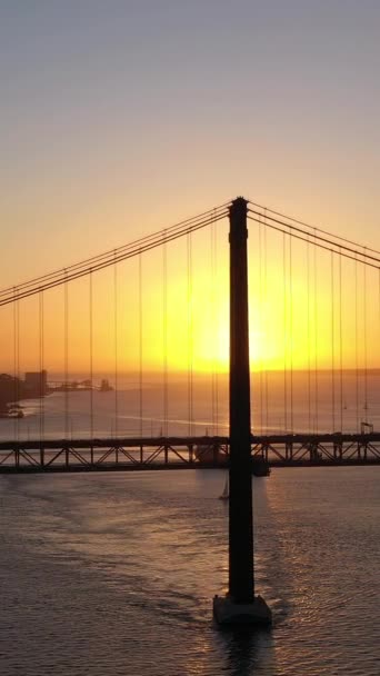 Sylwetka Mostu Wiszącego Ponte Abril Zachodzie Słońca Most Kwietnia Portugalię — Wideo stockowe