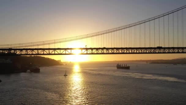 Sylwetka Ponte Abril Suspension Bridge Zachodzie Słońca Jachtu Żaglowego Most — Wideo stockowe