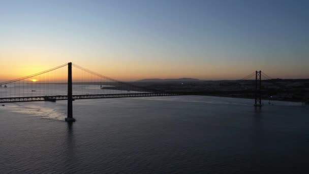 Ponte Abril Suspension Bridge Tagus River Sunset 4月25日大桥葡萄牙 空中景观 大范围射击 — 图库视频影像