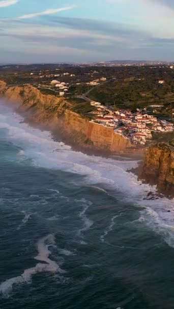 葡萄牙Azenhas Mar村位于日落 悬崖和大西洋波浪处的白宫 空中景观 无人机前进 倾斜向上 设立射击 垂直录像 — 图库视频影像