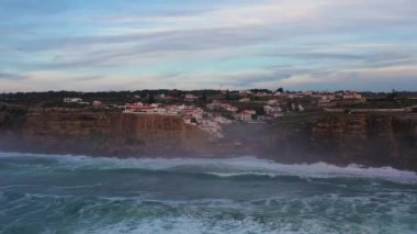 Azenhas 'ın Beyaz Saray' ları Portekiz 'de Mar Köyü' nü yapıyor. Atlantik Okyanusu 'nun Kayalıkları ve Dalgaları. Hava görüntüsü. Yörüngede