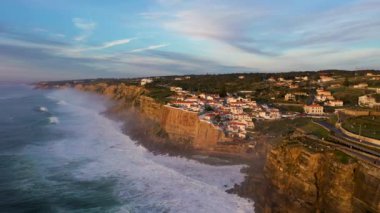 Azenhas 'ın Beyaz Saray' ları, Portekiz 'de Sunset' te Mar Village, Atlantik Okyanusu 'nun Kayalıkları ve Dalgaları' nı yapıyor. Hava görüntüsü. Drone Yukarı ve Geri Gidiyor