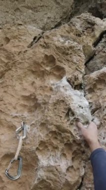 Kaya tırmanışı. Birinci Nokta Manzarası. Tırmanışçı kayaya tırmanıyor ve düşüyor. Dikey Video