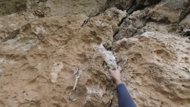 Klettern Erste Sichtweise Bergsteiger Erklimmt Felsen Und Stürzt — Stockvideo