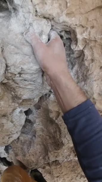岩石攀爬 第一点视图 攀登者正在攀岩 正在裁剪快船 垂直录像 — 图库视频影像