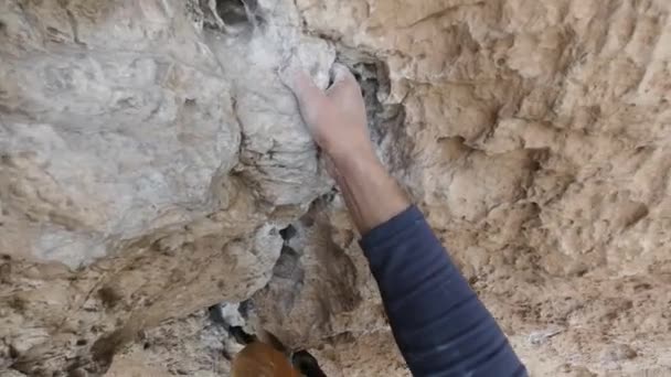 Klettern Erste Sichtweise Bergsteiger Klettert Den Felsen Hinauf Und Schnappt — Stockvideo