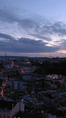 Lisbon Skyline ve Tagus Nehri, Akşam Alacakaranlığı 'nda. Mavi Saat. Portekiz. Hava görüntüsü. Drone yukarı ve ileri uçuyor. Dikey Video