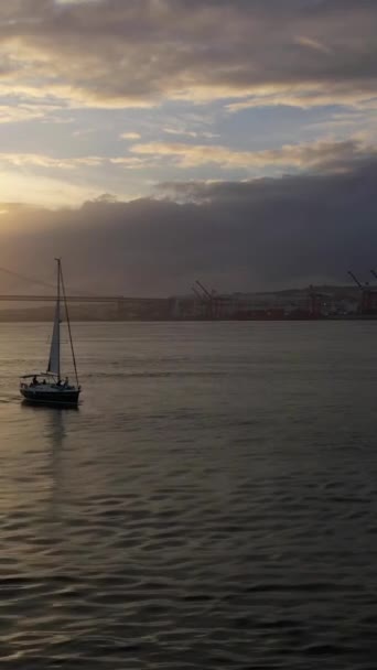 Kwietnia Zawieszenie Mostu Zachodzie Słońca Sylwetka Jachtu Żaglowego Ponte Abril — Wideo stockowe