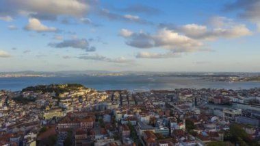 Lisbon Old Town Skyline ve Tagus River Sunset 'te. Altın Saat. Portekiz. Hava Hızı Hızı, Zaman Hızı. Drone İleri Uçuyor