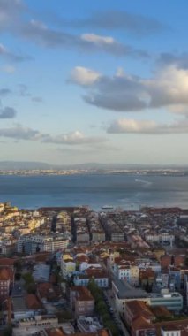 Lisbon Old Town Skyline ve Tagus River Sunset 'te. Altın Saat. Portekiz. Hava Hızı Hızı, Zaman Hızı. Drone İleri Uçuyor. Dikey Video