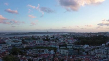 Lizbon Skyline, Tagus Nehri ve Sunset 'te 25 Nisan Köprüsü. Portekiz. Hava görüntüsü. Drone İleri ve Yukarı Uçuyor