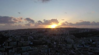 Lisbon Skyline ve Sunset 'te Uçan Uçak. Altın Saat. Portekiz. Hava görüntüsü. İnsansız Hava Aracı Yan Uçuyor