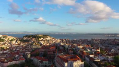 Lisbon Old Town Skyline ve Tagus River Sunset 'te. Altın Saat. Portekiz. Hava görüntüsü. Drone İleri ve Yukarı Uçuyor